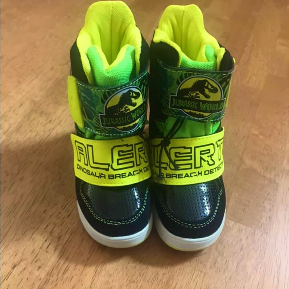 Snow boot size 9 kids. New with lights on sides